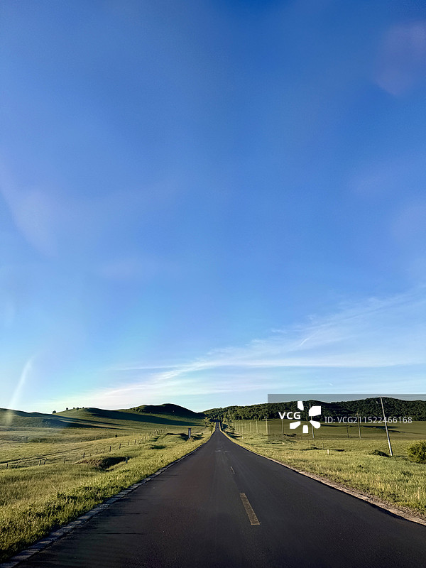 草原沿乡村景观的空路图片素材
