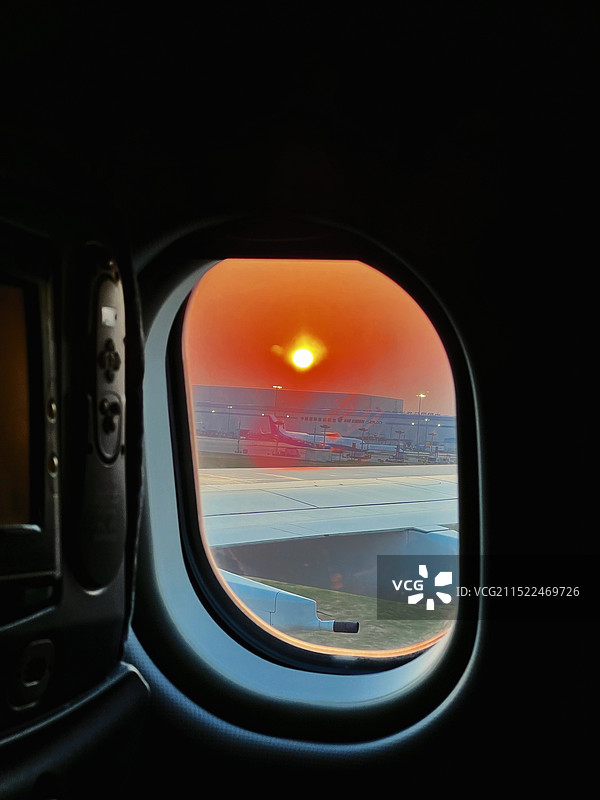 透过飞机窗口的景色图片素材
