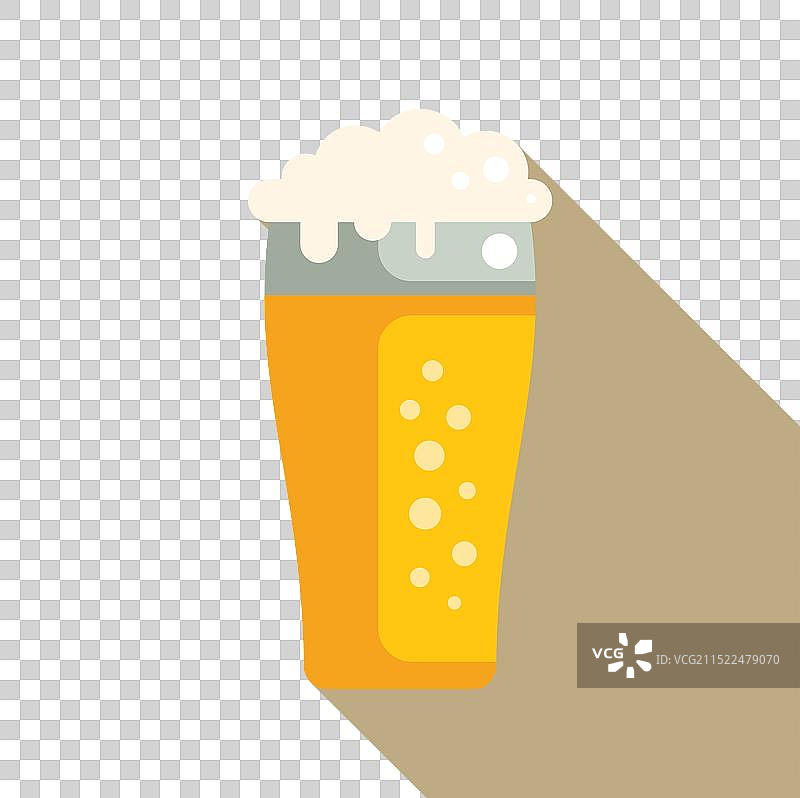 米色背景上溢出的泡沫啤酒杯图片素材