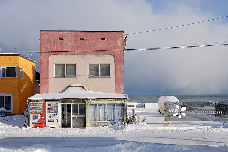 冬天雪后的日本北海道小樽朝里海边火车站图片素材