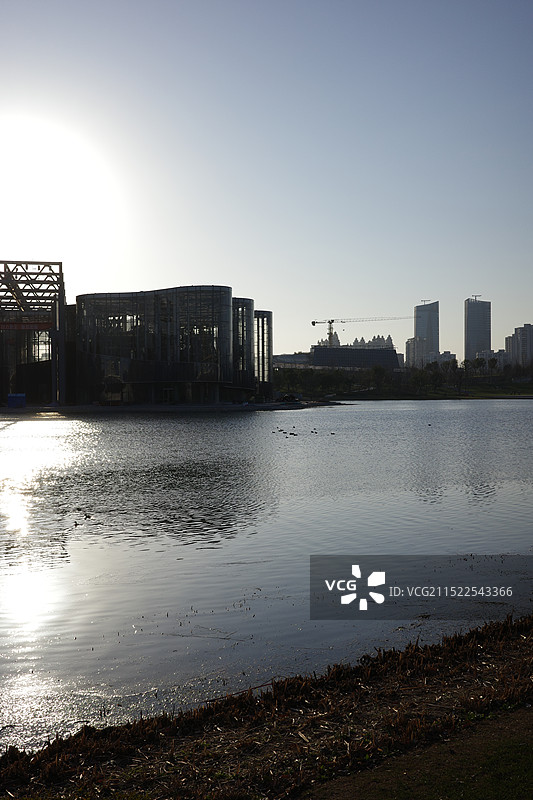 冬季二月份上海世博文化公园中心湖景色图片素材