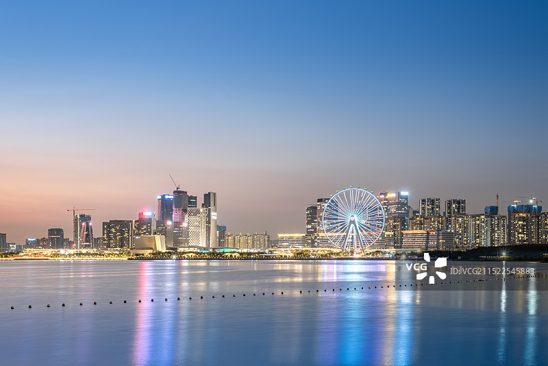 夜幕下的深圳前海和宝安中心区图片素材