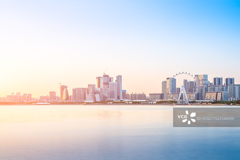 黄昏下的深圳宝安中心 滨海文化公园 湾区之光摩天轮 景观图片素材