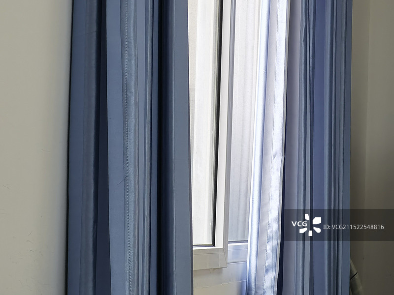 窗户与蓝色窗帘图片素材