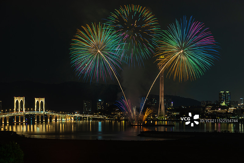 2024年第32届澳门国际烟花比赛汇演，西湾大桥，日本焰火，观光塔夜景图片素材