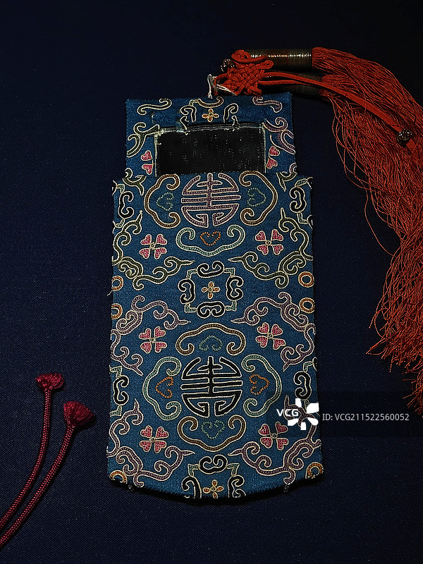 首都博物馆 清代 京绣月白缎四合团寿纹镜套图片素材