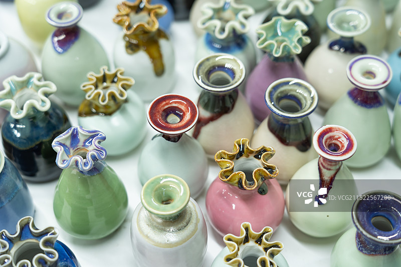 景德镇集市上的小陶瓷图片素材