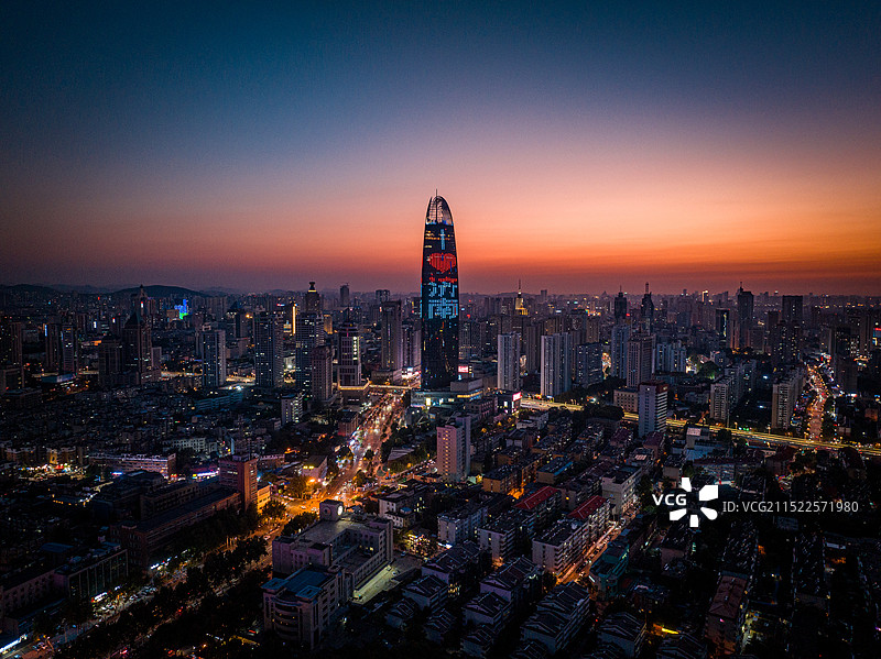 山东济南市历下区济南绿地中心夜景航拍城市图片素材