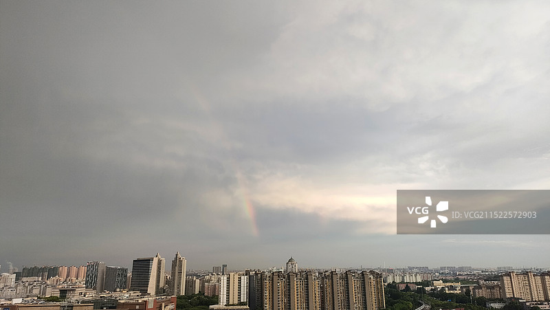 城市上空的彩虹图片素材