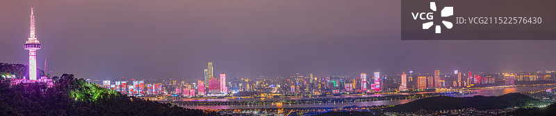 长沙岳麓山上拍河东城市天际线夜景图片素材