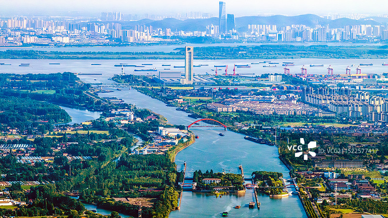 京杭大运河扬州段与长江入江口，航拍施桥船闸图片素材