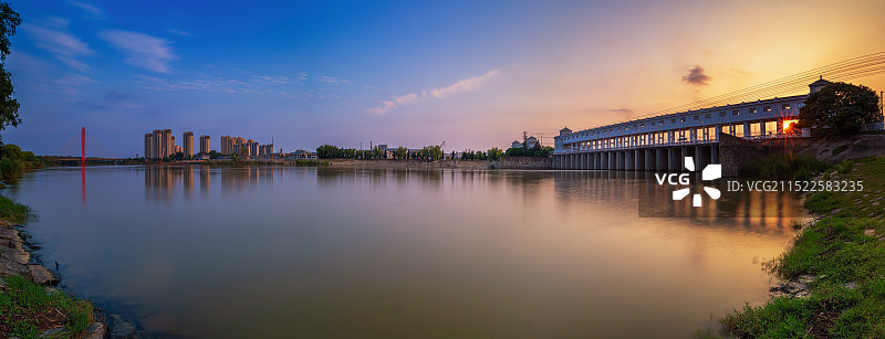 傍晚时分逆光光影中涡河和节制闸+安徽涡阳图片素材