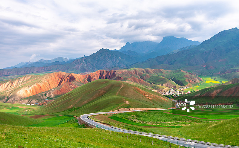 山间无人的公路图片素材