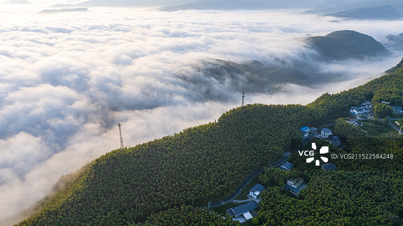 航拍云雾中的僰王山图片素材