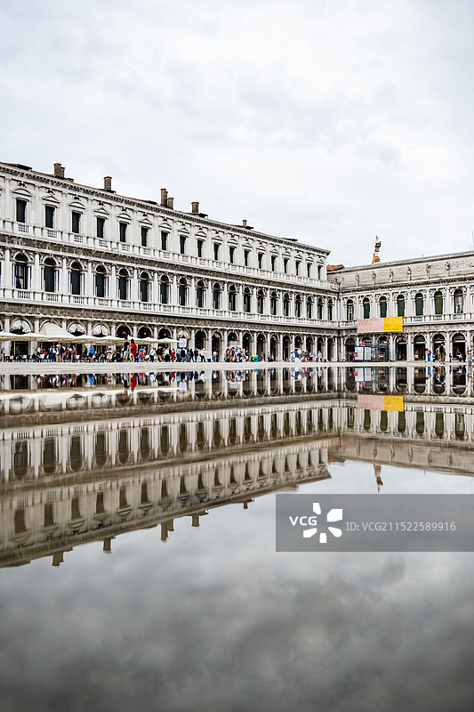 积水的水城威尼斯圣马可广场建筑及倒影图片素材