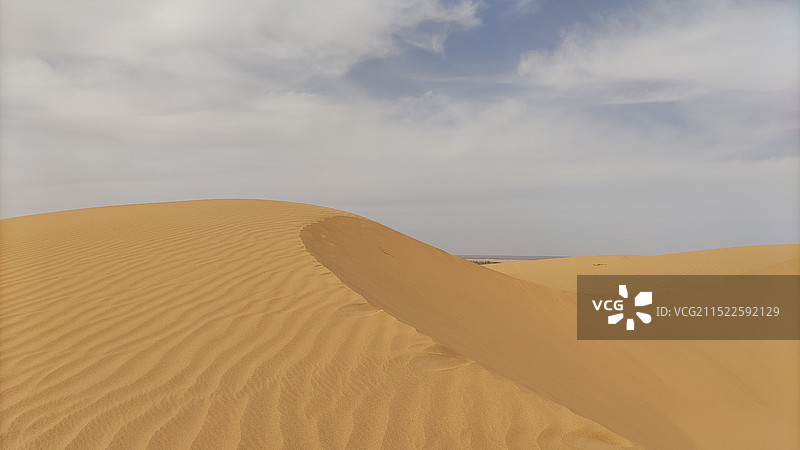 沙漠中的沙丘图片素材