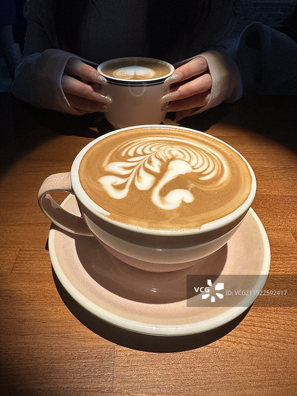 桌上咖啡杯的高角度视图图片素材