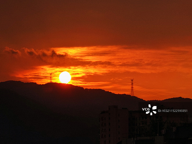 落日入山，山入怀图片素材