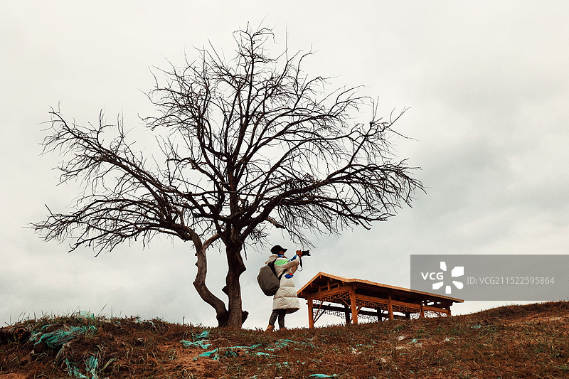 孤独的摄影师！图片素材