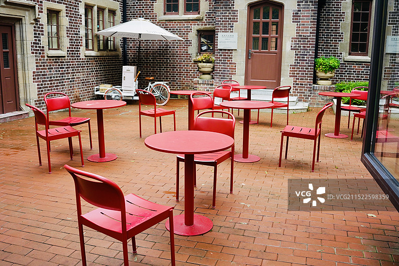 院子里的空椅子图片素材