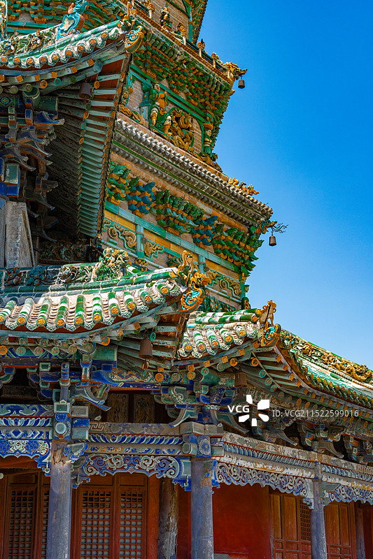 山西临汾广胜寺飞虹琉璃塔仰视屋檐，精致的寺庙建筑工艺图片素材