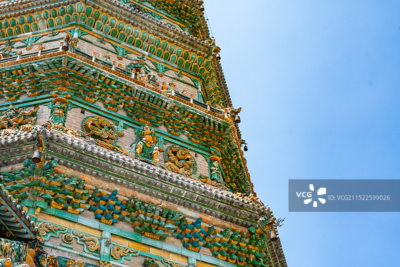 山西临汾广胜寺飞虹琉璃塔仰视屋檐，精致的寺庙建筑工艺图片素材