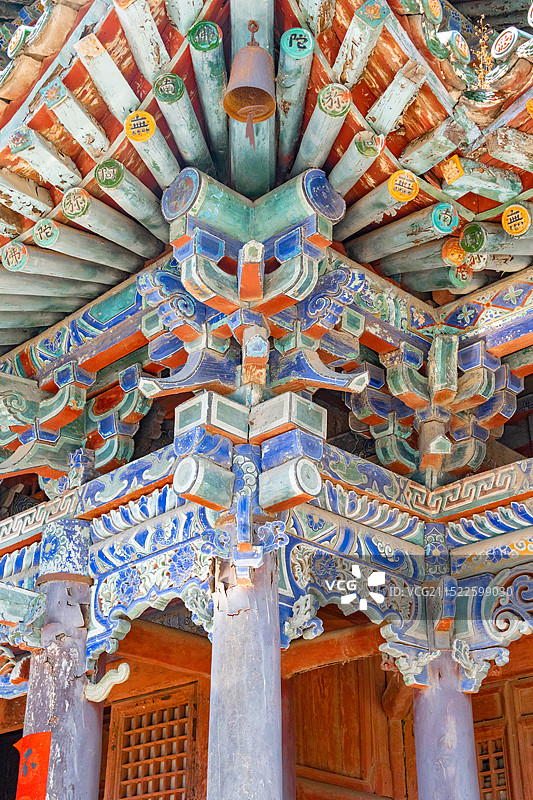 山西临汾广胜寺飞虹琉璃塔仰视屋檐，精致的寺庙建筑工艺图片素材