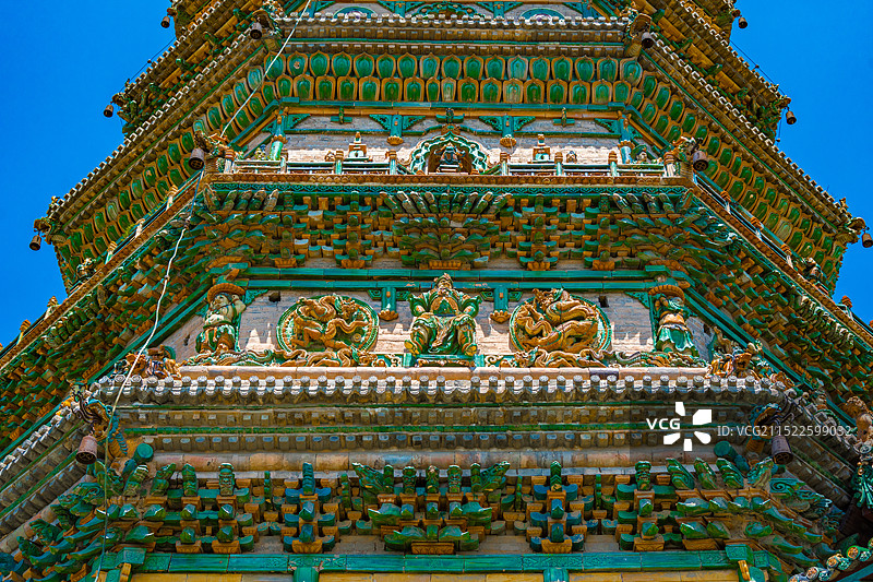 山西临汾广胜寺飞虹琉璃塔仰视屋檐，精致的寺庙建筑工艺图片素材