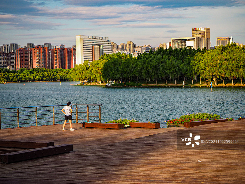 站在湖边的人图片素材