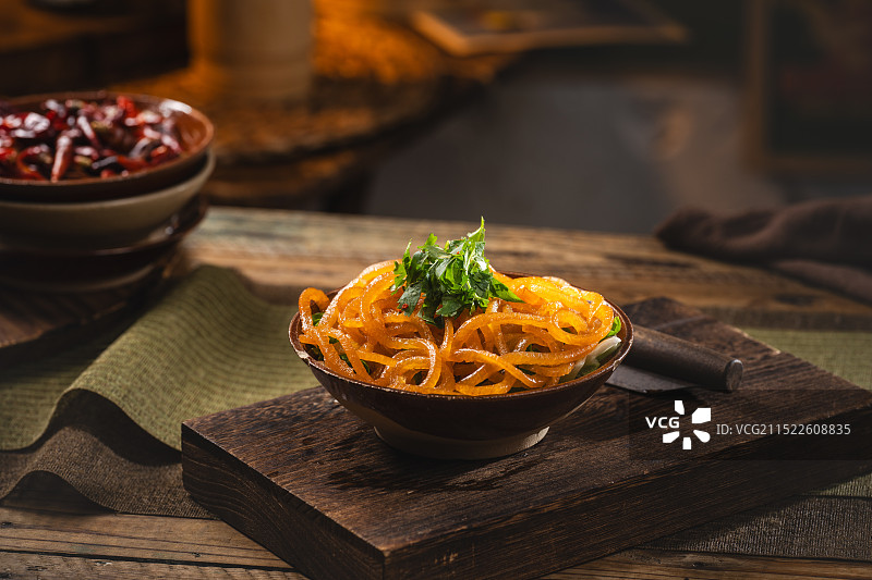 怀旧八十年代老重庆居民区楼下的市井火锅卤猪皮丝图片素材