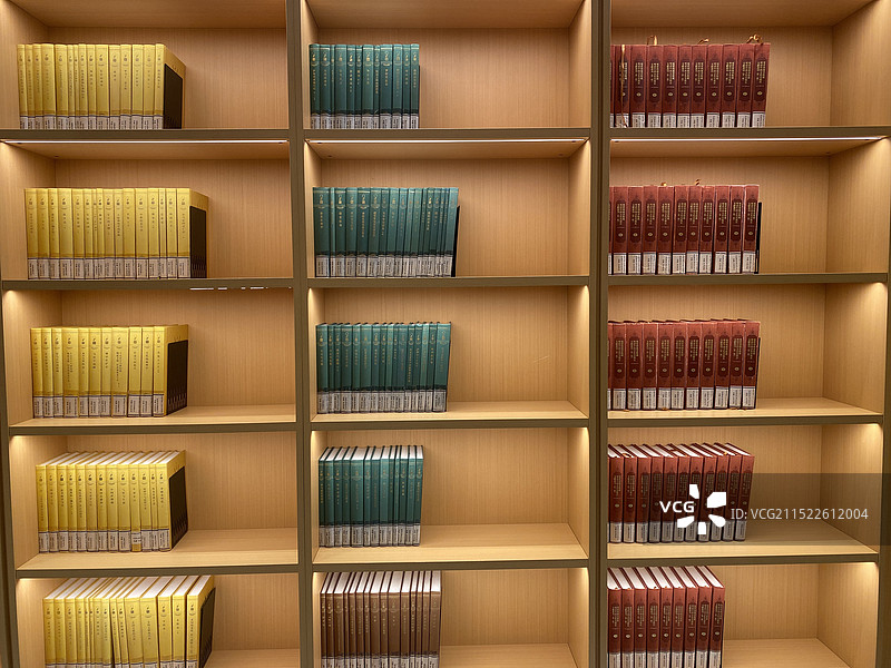 书架上成列的书籍图片素材
