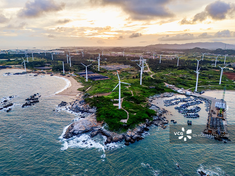 海岸线上的风力发电厂，风力发电机组图片素材