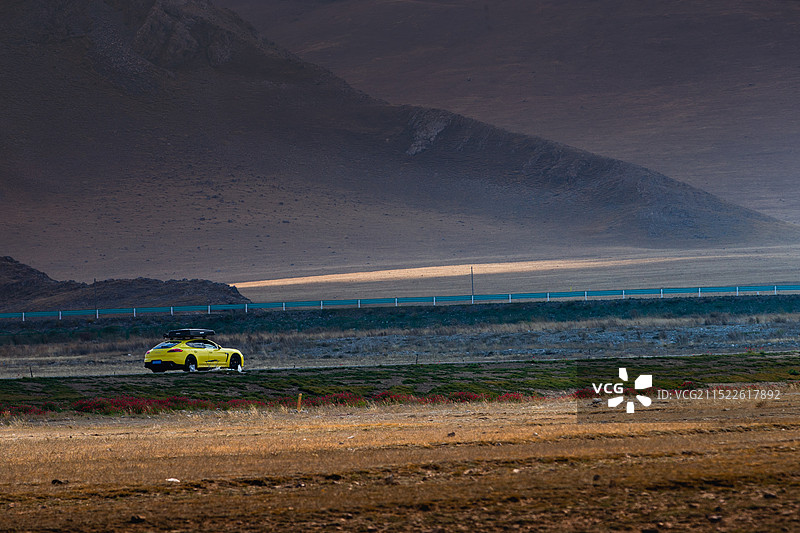 赛里木湖惊鸿一瞥图片素材