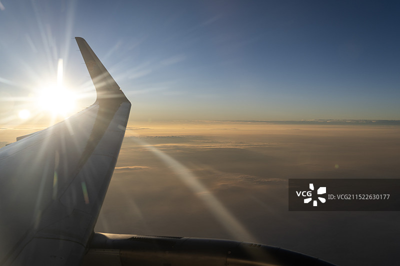 日落时飞机机翼对天的裁剪图像图片素材