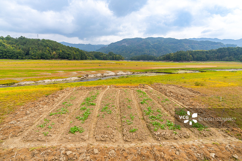 安庆太湖县罗溪村里干涸的水库草原图片素材