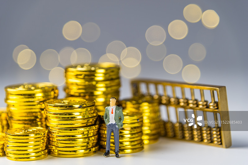 堆叠的钱币 计算器和算盘图片素材