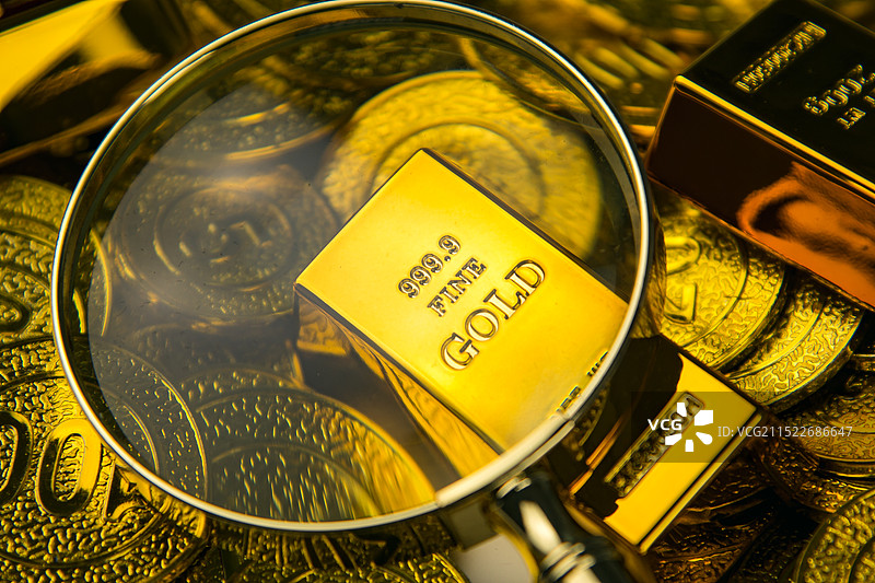 金条特写在堆叠的钱币上图片素材