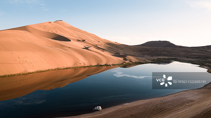中国西部内蒙古阿拉善巴丹吉林沙漠 巴丹湖航拍视角图片素材