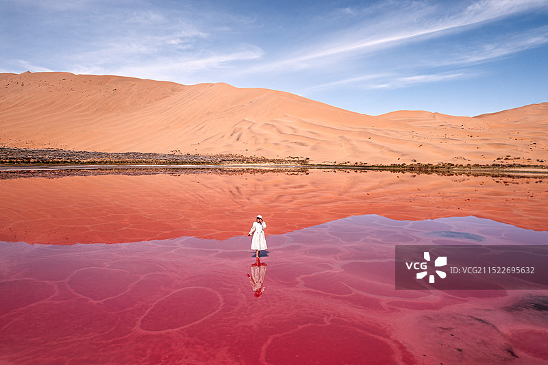 女性游客在中国西部内蒙古阿拉善右旗巴丹吉林沙漠粉红湖的航拍写真图片素材