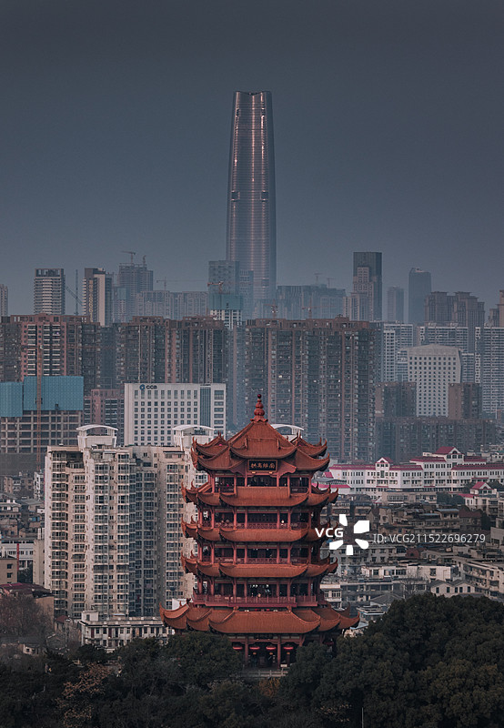 黄鹤楼与绿地中心图片素材