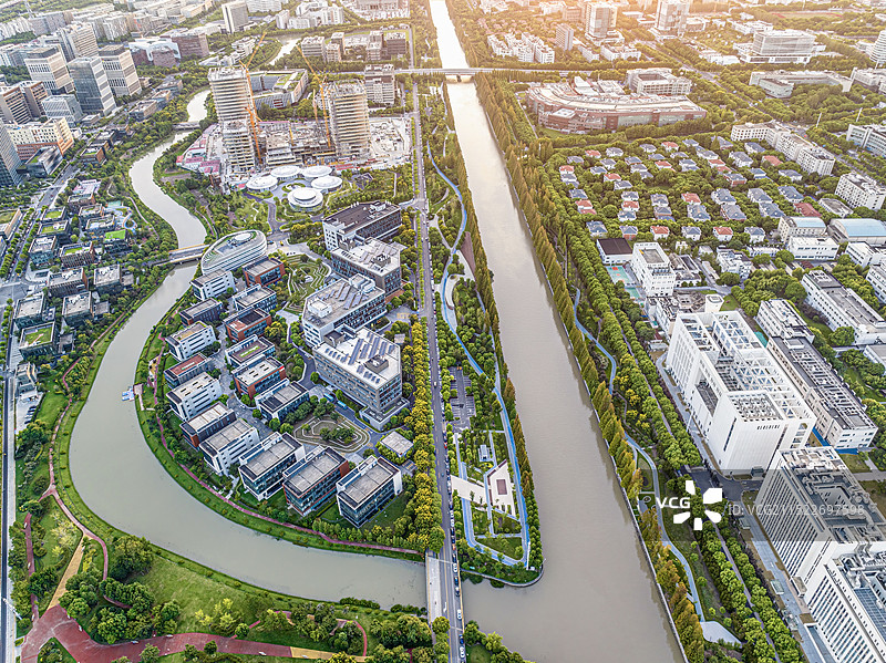 上海市浦东新区张江人工智能岛和川杨河日落黄昏航拍视角图片素材