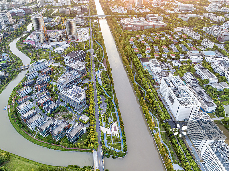 上海市浦东新区张江人工智能岛和川杨河日落黄昏航拍视角图片素材