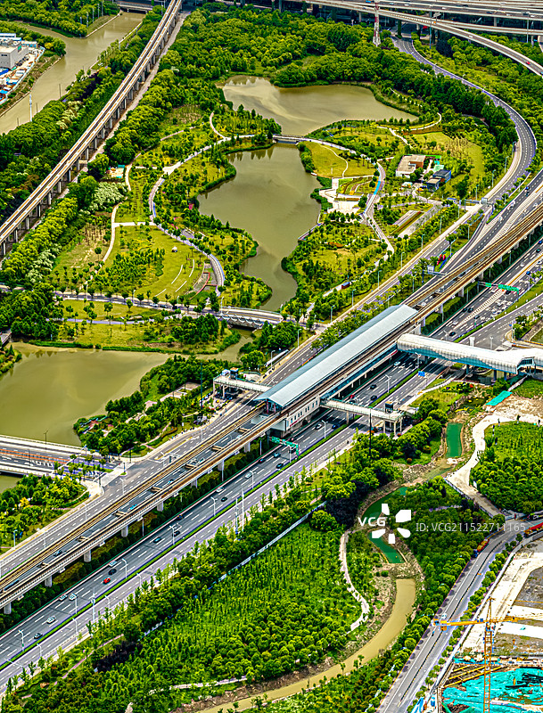 华夏中路地铁站 铁轨轨道 罗山高架路 绿化隔离带海绵城市 城市快速路 上海浦东开发开放城市建设实景图图片素材