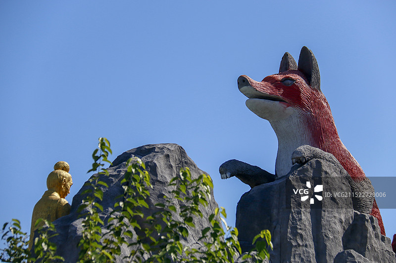 淄博淄川区游乐园里的狐狸雕塑图片素材