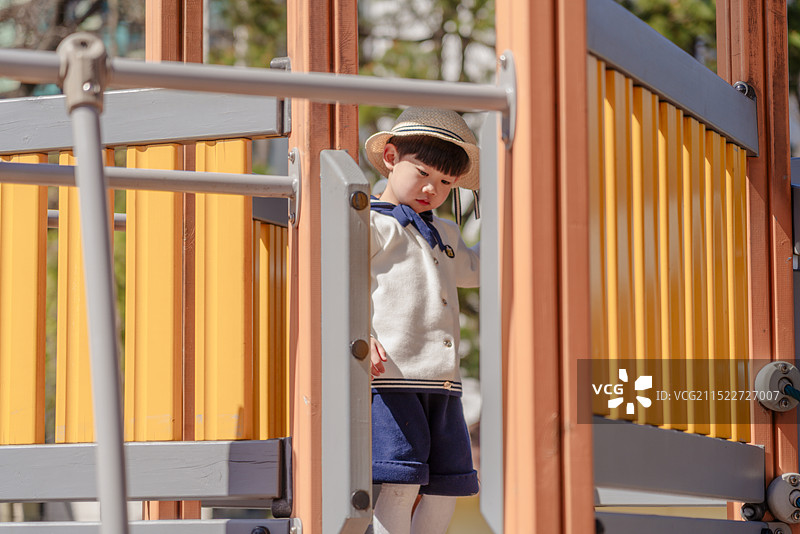 城市公园游乐场木框架处运动的活力小男孩图片素材