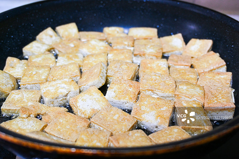 锅里的煎豆腐炸豆腐图片素材