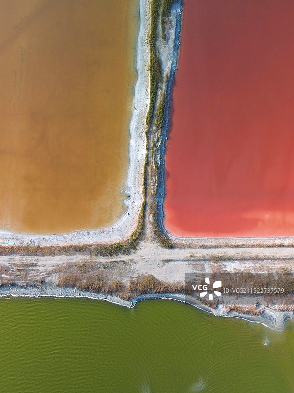 航拍彩色的盐湖图片素材
