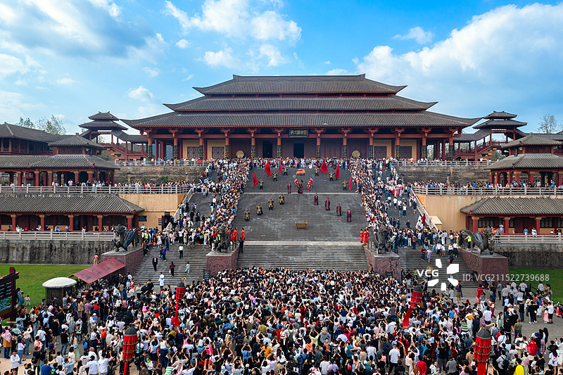 2024年国庆假日期间横店影视城秦王宫景区游人如织，国庆假期旅游市场又“火”又“活”图片素材