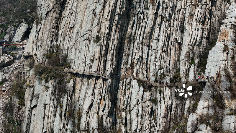 河南省郑州市登封嵩山书册崖和人行栈道图片素材