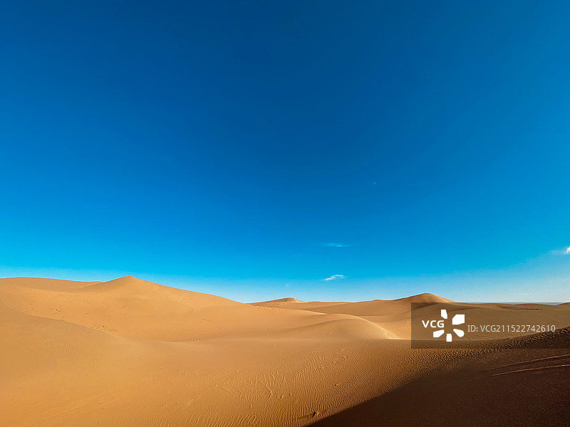 蓝天映衬下的沙漠风光图片素材